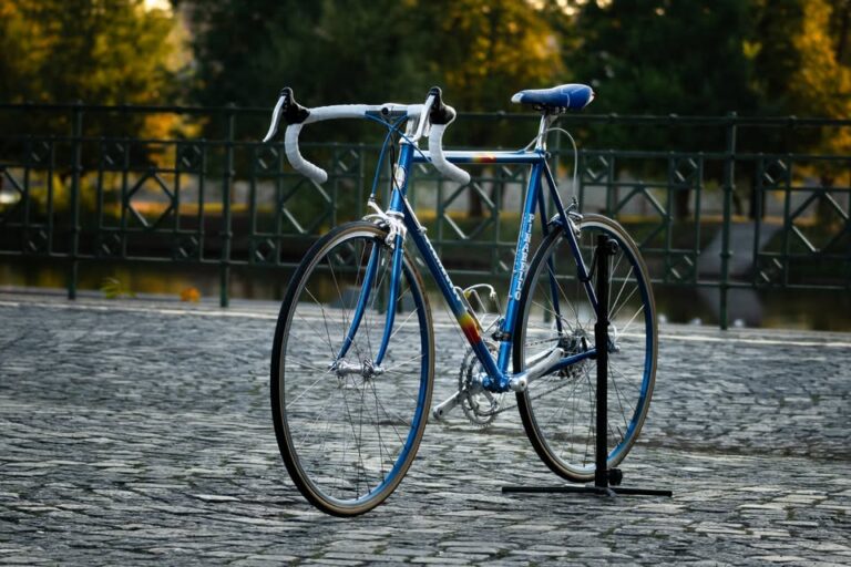 Pinarello Stelvio (1995): Když ocel pláče štěstím a titan zpívá. Kus historie, který vám nedá spát