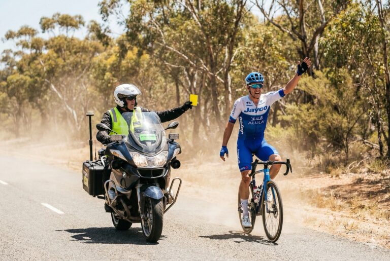Start sezóny 2026: UCI vytahuje “Žluté karty” a Jayco AlUla předvedlo taktickou sebevraždu